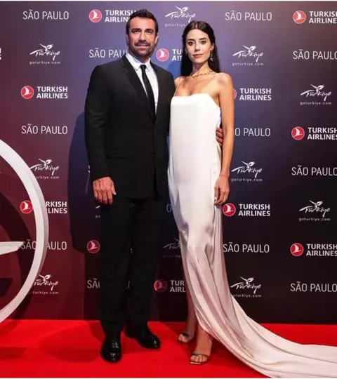 Cansu Dere și Ibrahim Çelikkol, provocări la filmările serialului „1001 Gece Masalları”. Cum s-au descurcat protagoniștii cu problemele de sănătate