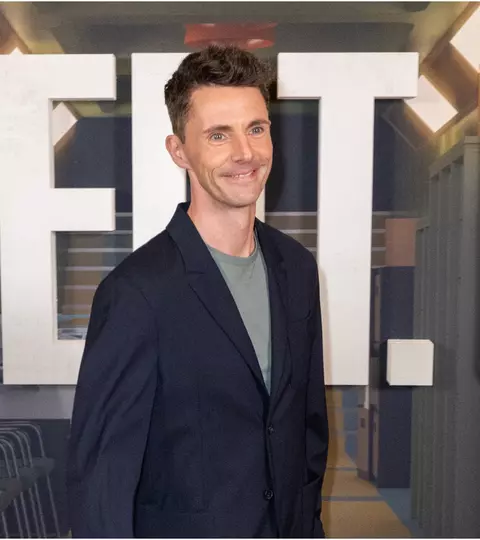 Matthew Goode, starul serialului „Dept. Q” de pe Netflix, are un cățel adoptat din România. Cine este actorul britanic
