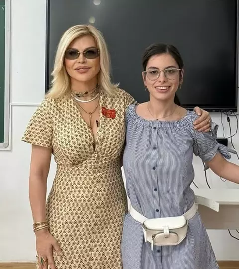 Loredana Groza, în vizită la liceul pe care l-a absolvit. „Vă mulțumesc pentru căldura cu care m-ați primit! Lori din Oneşti”