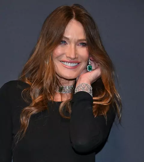 Carla Bruni, apariție spectaculoasă în costum de baie la 57 de ani. Fosta Primă Doamnă a Franței este într-o formă impecabilă