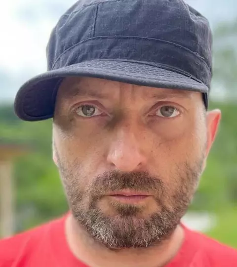 Cheloo, depistat pozitiv pentru droguri, după ce a făcut scandal în curtea Catedralei Mântuirii Neamului. Cum se apară artistul