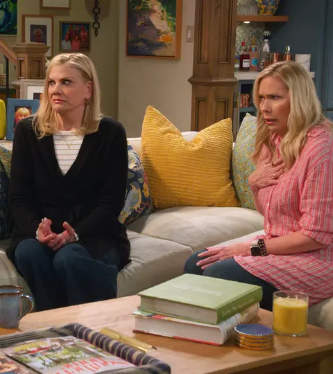 „Leanne”, noul sitcom Netflix produs de Chuck Lorre. O comedie despre viața după 50 de ani