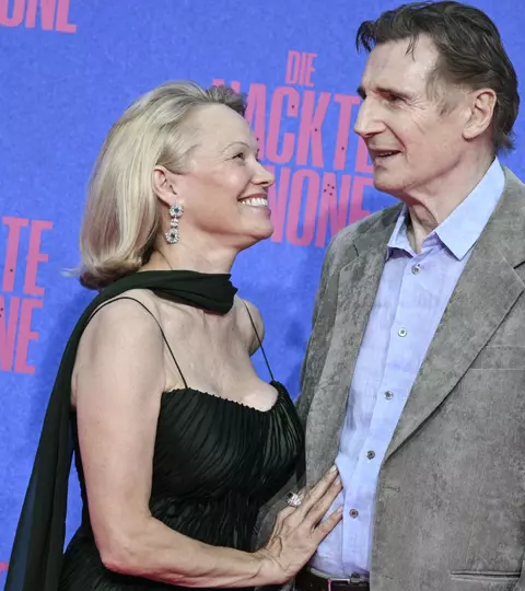 Pamela Anderson și Liam Neeson, dragoste cu scântei după „The Naked Gun”. Ce se știe despre relația celor doi
