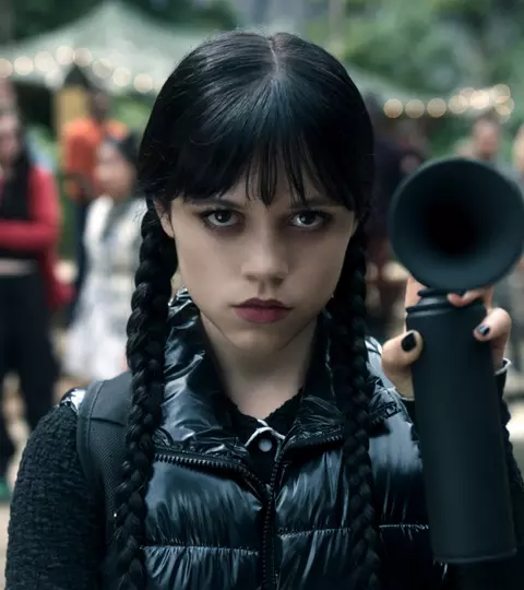 Sezonul 2 din „Wednesday” ajunge pe Netflix: și mai horror, și mai amuzant, și mai captivant. Ce surprize ne-a pregătit Tim Burton