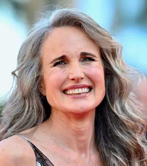 Andie MacDowell, sinceră la 67 de ani: „Nu trebuie să arăt tânără”. Actrița își asumă părul alb