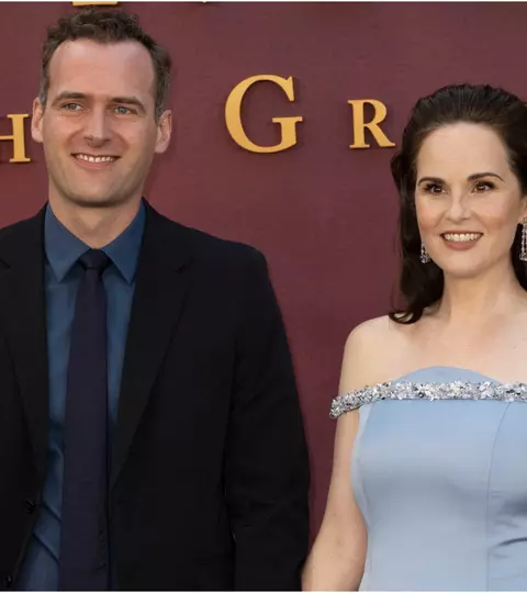 Primele imagini cu Michelle Dockery, însărcinată la 43 de ani. Actrița a strălucit la premiera filmului „Downton Abbey: The Grand Finale”