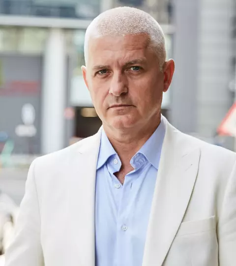 Cum arată casa în care locuiește Virgil Ianțu. Are două etaje și un aspect minimalist. Imagini din interior