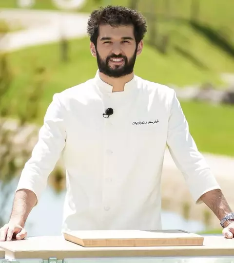 Cum arăta Chef Richard Abou Zaki în copilărie! Imaginea de colecție cu juratul de la Chefi la cuțite: „Așa a început totul, ca un joc”
