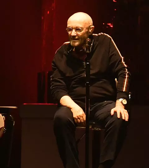 Phil Collins, confesiune dureroasă despre starea lui sănătate: „Am avut cinci operații” – Artistul este sub îngrijire 24 de ore din 24