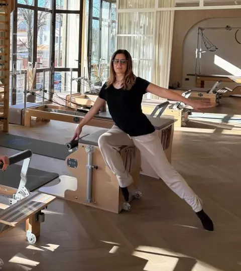 Amalia Enache, imagini inedite de la ora de pilates! Ce este „mucenic exercise”, mișcarea specială pe care a învățat-o alături de Iulia Pârlea