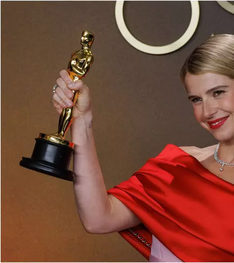 Jessie Buckley, în lacrimi pe scena Oscar 2026: Mesajul adorabil pentru fiica ei de 8 luni care „probabil visează la lapte”