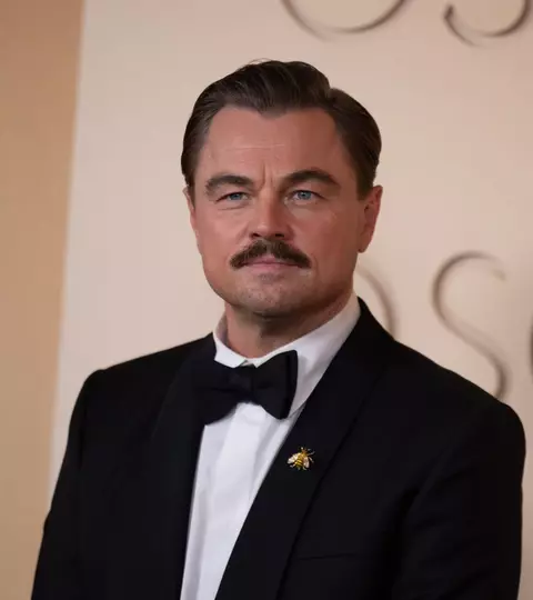Leonardo DiCaprio nu s-a mai ascuns la Oscar 2026! Cine este tânăra care i-a stat alături în sala Dolby Theatre