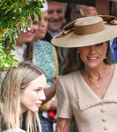 Kate Middleton, apariție de revistă la brațul lui William! Rochia care a furat toate privirile la nunta regală a anului