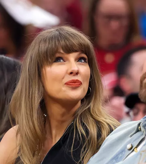 Taylor Swift și Travis Kelce s-au căsătorit într-o ceremonie spectaculoasă la New York. Nunta anului a blocat Manhattanul