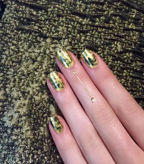 Un look opulent, abstract, in care lacul de unghii auriu se imbina perfect cu negrul folosit ca baza. (Foto: instagram.com/ jinsoonchoi)