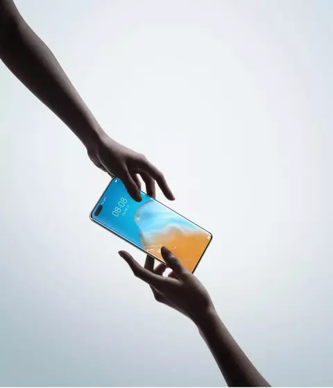 Smartphone-ul cu valențe de asistent personal și accesoriu care scoate orice ținută din anonimat