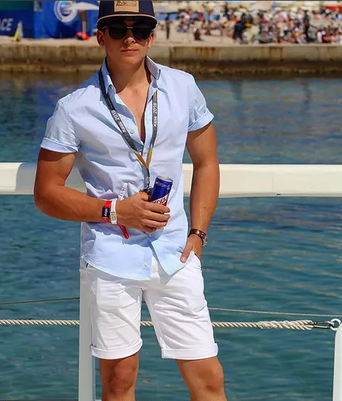 Ayan face foarte multă mișcare, lucru evident din modul în care arată