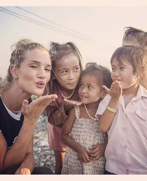 Rosie Huntington-Whiteley, in vizita umanitara in Cambodgia