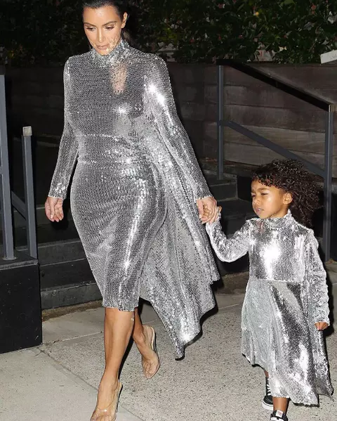 Kim Kardashian si North West, asortate in Vetements