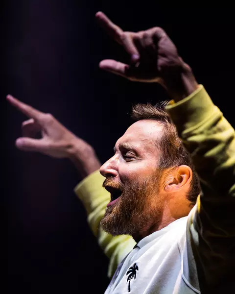 David Guetta aduce în 2023 o piesă din anii 90, în noua sa colaborare cu Anne-Marie & Coi Leray