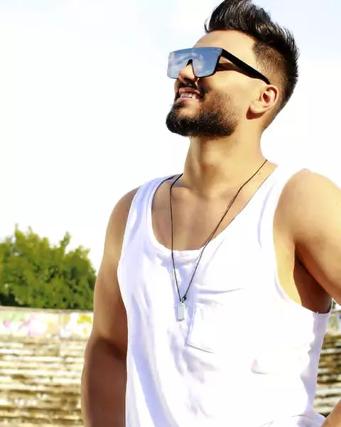 Jador-cu-buza-sparta-in-timpul-unui-concer-2