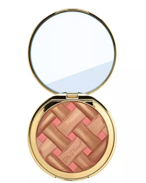 Pudră bronzantă, Too Faced, Sweetie Pie Bronzer, 135 lei, disponibilă Sephora