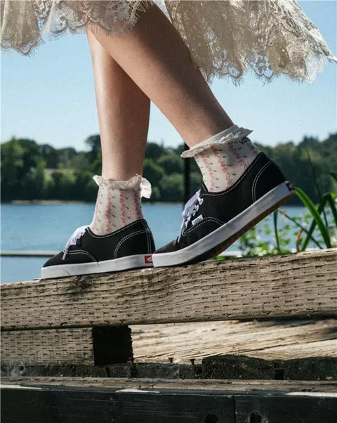 VANS Authentic – o siluetă care a modelat stilul, cultura și libertatea de exprimare