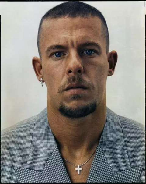 O piesa despre Alexander McQueen va debuta la Londra!