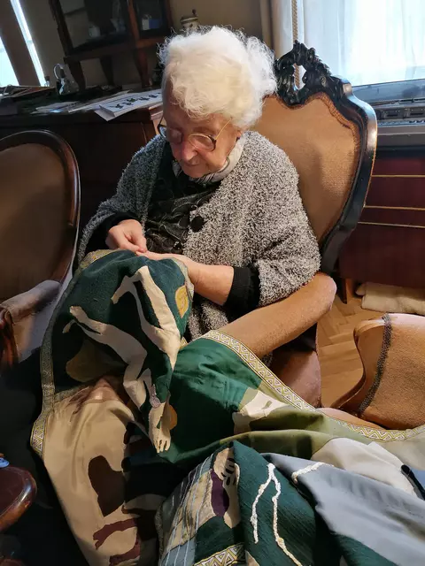 Revelația toamnei la Art Safari: Lilian Theil, o bătrână care zâmbește și „pictează” cu acul de cusut