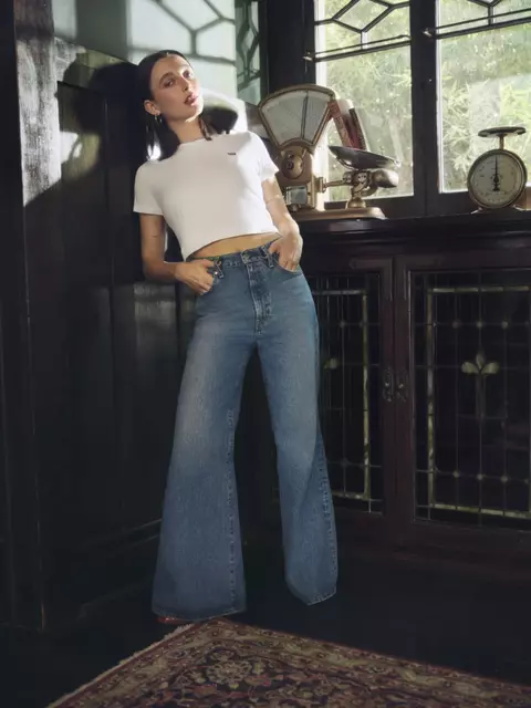Levi’s și Emma Chamberlain celebrează bucuria de a dărui prin noua campanie It’s Giving Season