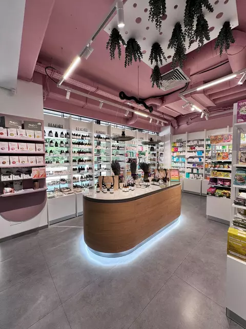 Farmacia Hadri s-a modernizat: Locație nouă cu laborator la vedere unde sunt preparate rețete și cosmetice personalizate