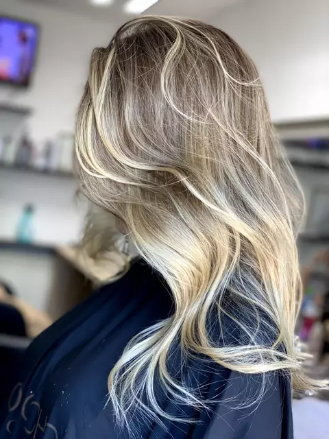 Balayage Blond vs Șuvițe Blonde – Care ți se potrivește?