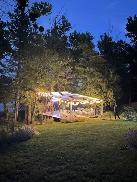 Tot mai multe cupluri aleg o sală nuntă Iași aproape de natură. De ce această tendință schimbă modul în care sunt organizate nunțile