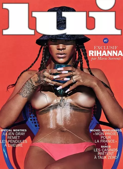 Rihanna a pozat, din nou, topless