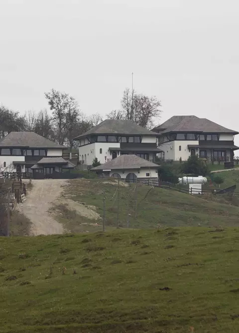 Recomandare de weekend: Satul Prunilor pe un Deal Frumos