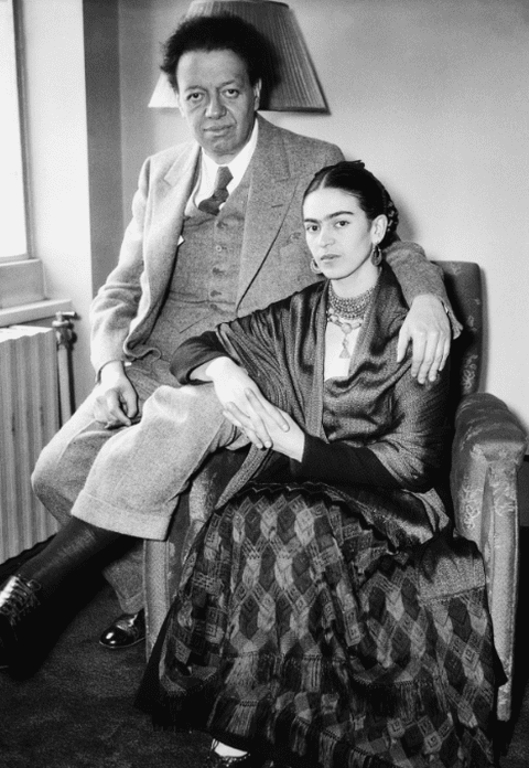 Povestea de dragoste dintre pictorii Frida Kahlo şi Diego Rivera bate orice film! În ziua nunţii lor, s-a spus „Parcă s-ar căsători un elefant cu o porumbiță”