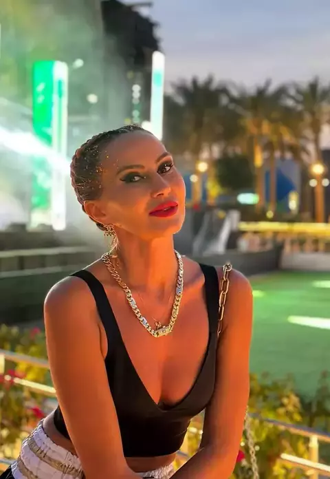 Crina Abrudan a fost manechin, la 46 de ani, la Paris Fashion Week. Pentru ce designer a defilat și cum s-a simțit pe podium: ”Nu am putut să decidem ce rochie să port...”/ EXCLUSIV