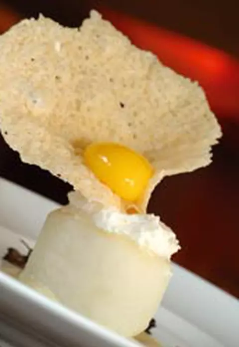 Cartof cu fondue de taleggio, galbenus de ou si trufe neagre si Canneloni de pui dulce in jeleu de sfecla