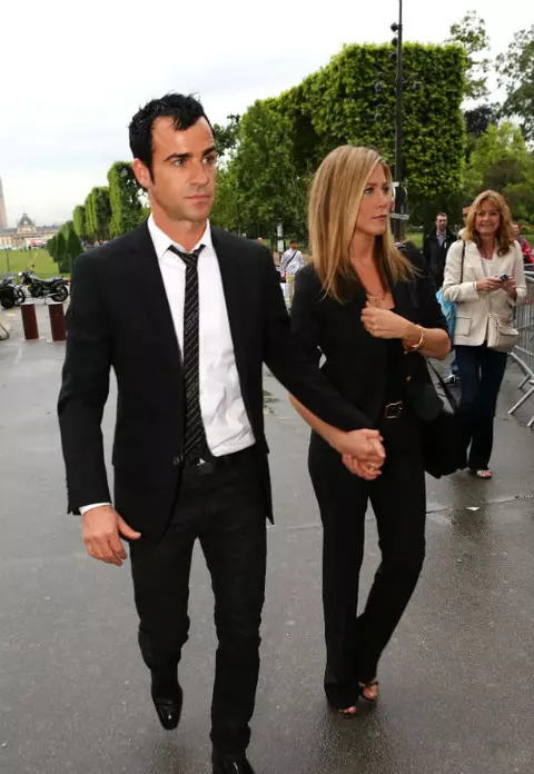 Jennifer Aniston s-a logodit