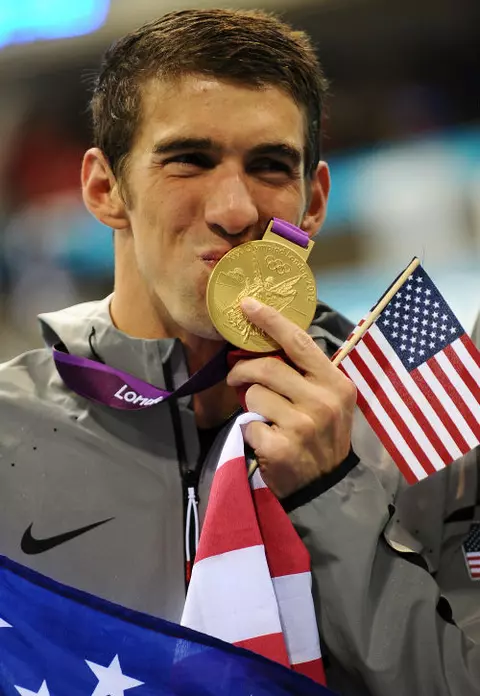 Sportivul Michael Phelps pozeaza pentru Louis Vuitton