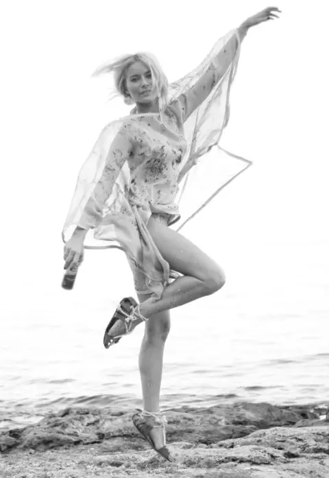 Laura Cosoi, weekend chic intre fete