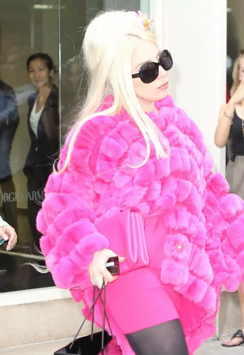 Lady Gaga poarta blana in mijlocul verii 