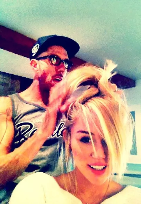 Miley Cyrus si-a schimbat total look-ul