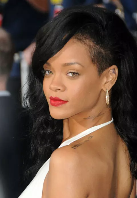 Rihanna, prea sexy pentru jobul de reprezentant al unei companii de cosmetice
