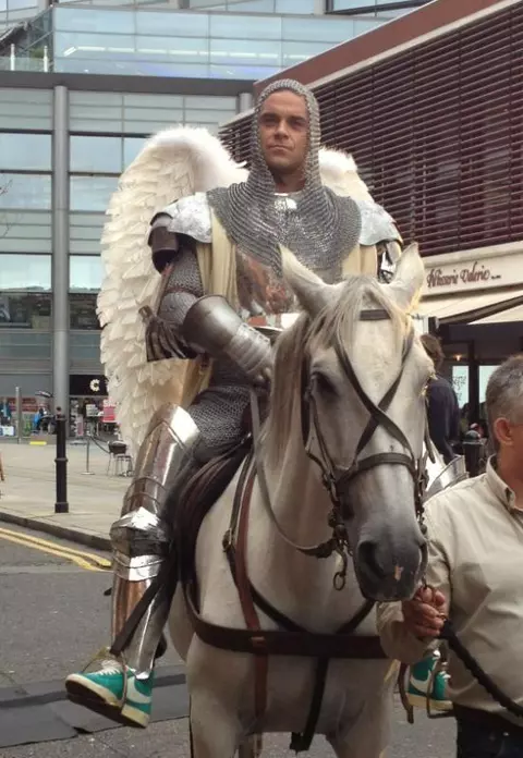 Robbie Williams, in rol de cavaler cu aripi de inger 