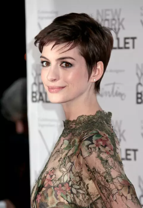 Anne Hathaway, coafura strengareasca pe covorul rosu 