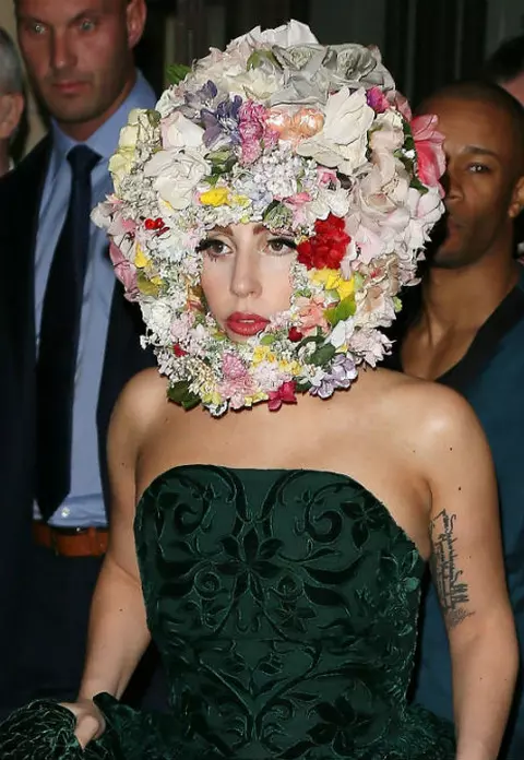 Lady Gaga, o floare la Saptamana Modei de la Londra