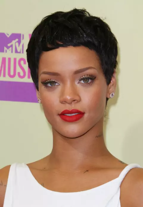 Rihanna surprinsa cand se machiaza singura, pe strada