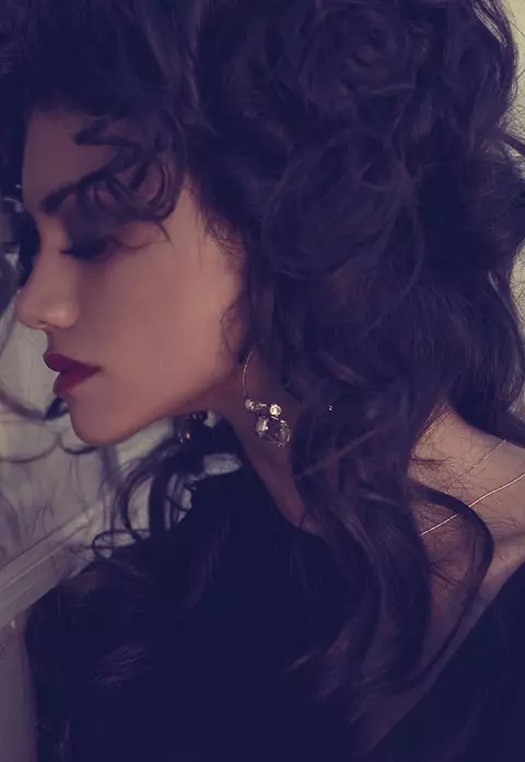 Aylin se reinventeaza. Asculta noul ei single