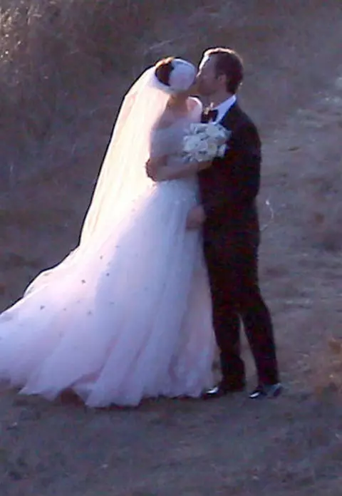 Anne Hathaway s-a casatorit 